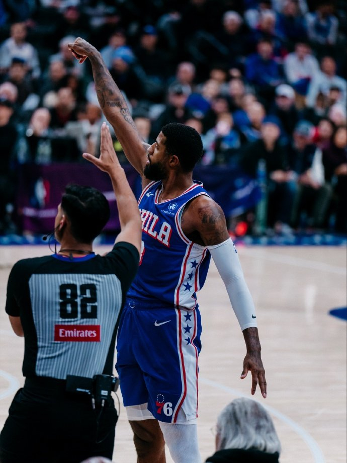 三巨头合砍83分，三杀雄鹿！乔治32+5+5，大帝29+9+5，马克西22+9