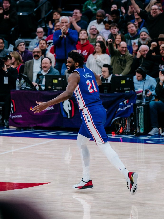 三巨头合砍83分，三杀雄鹿！乔治32+5+5，大帝29+9+5，马克西22+9