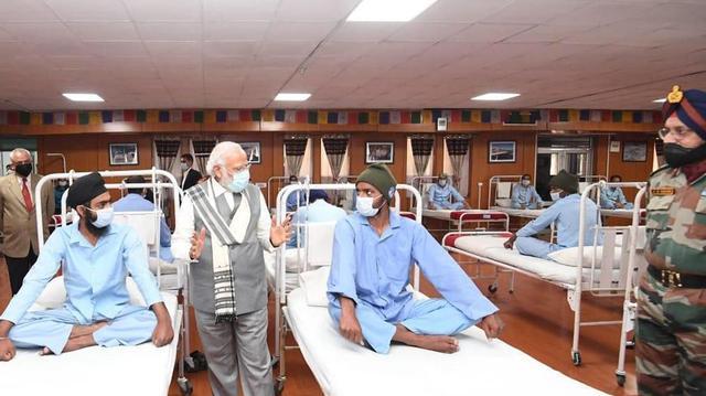 印度总理莫迪故意去假医院？为了鼓舞士气，在拉达克视察受伤士兵