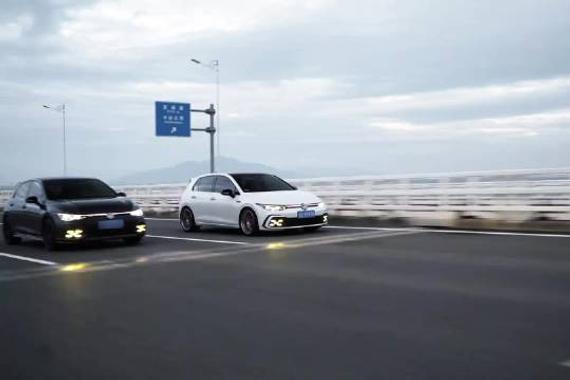 两台小钢炮同时溜车 年轻人第一辆车你会选择GTI吗