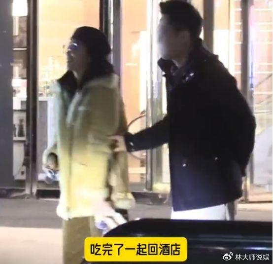 和陈金飞分开了?杨采钰深夜和年轻男子同回酒店,蹭脚搭肩超甜