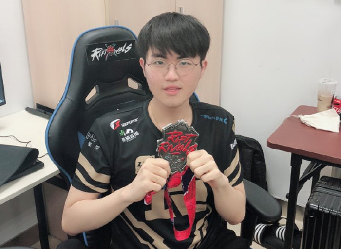 姿态体验WASD操作LOL�，轻松实现脚本级走位，堪称物理外挂