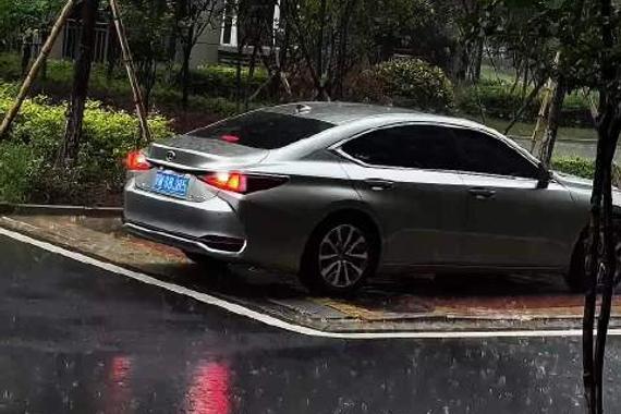 “感受一下暴雨中的雷克萨斯带来的绝美视觉体验！”