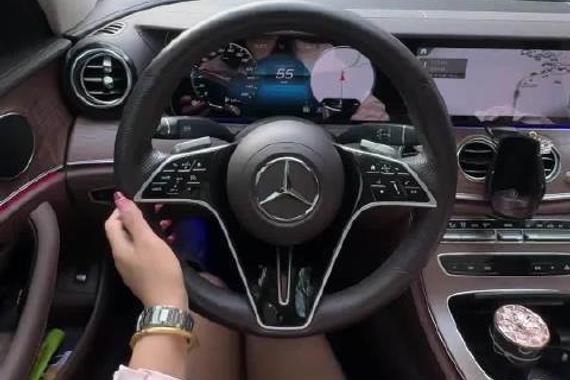女性称安全感源于自身会开车有经济能力