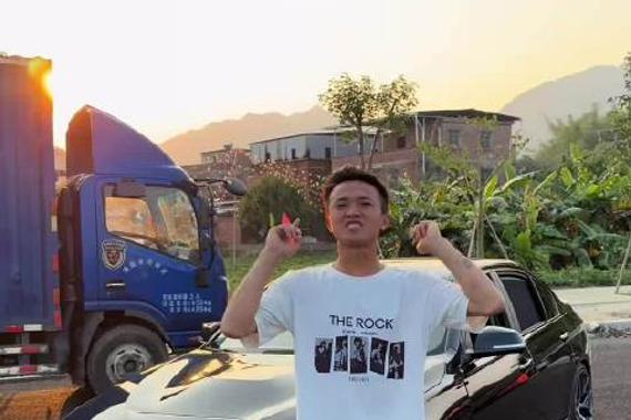 年纪轻轻开三系跟谁相处都有戏：你问我如何选择，我肯定选宝马三系咯