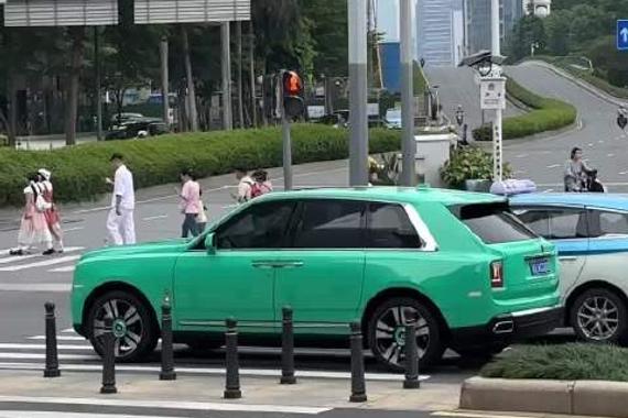 湘西大佬驾劳斯莱斯库里南现身深圳街头