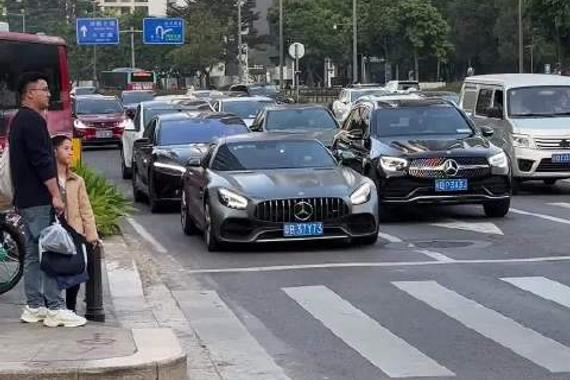 奔驰最帅的AMG车型，百万以内颜值最高的跑车，超长的车头真的太帅了！