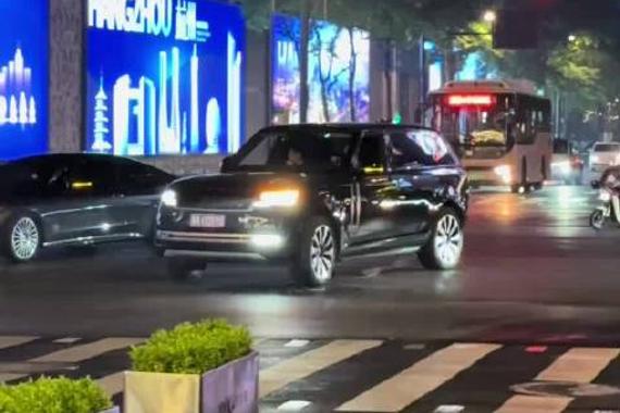 开路虎揽胜的女人也太帅了，挣到钱的那一刻高低给我老婆送一辆