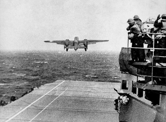 东京上空惊心动魄30秒，陆军轰炸机登航母，杜立特空袭东京之战
