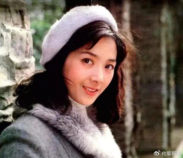 她曾是“内地第一美女”,与丈夫恩爱37年,如今70岁仍气质迷人