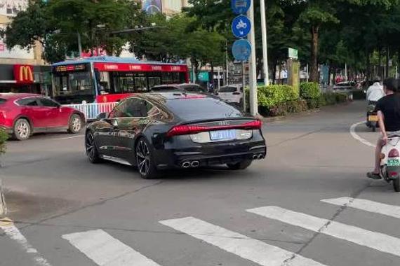 谁能拒绝得了一台黑武士大溜背奥迪A7呢