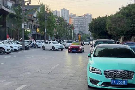 又是被网友偷拍的一天