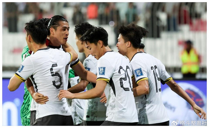 张玉宁绝杀庆祝国旗，父亲骄傲感叹拼搏精神动人。