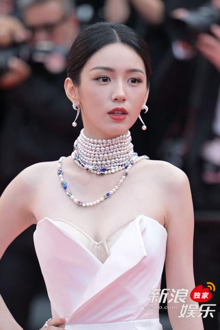 周也亮相红毯，小花气场妥妥的～项链吸睛！