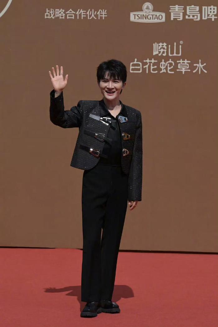 周深亮相入场式现场图，笑容灿烂