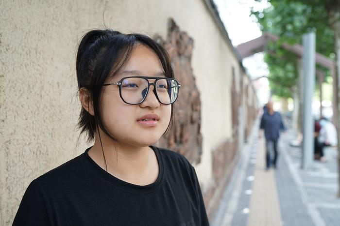 “先去宾馆当一当服务生，回去新体验呵呵是不是挣钱。”(图2)