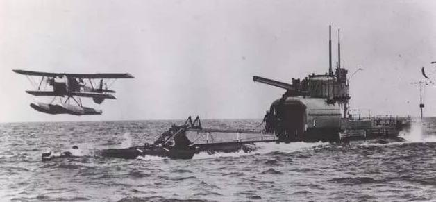潜水战列舰：装备305毫米重炮，英国M级潜艇