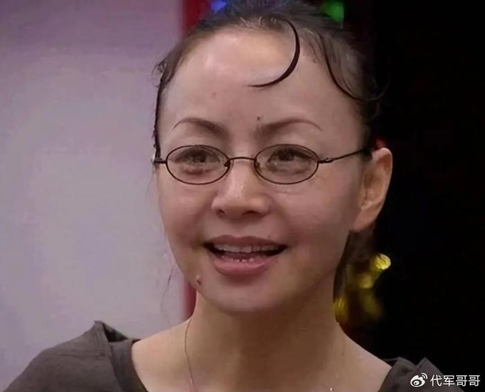 一婚嫁给公务员,二婚嫁给导演,三婚嫁给富豪,61岁的她过得怎样?