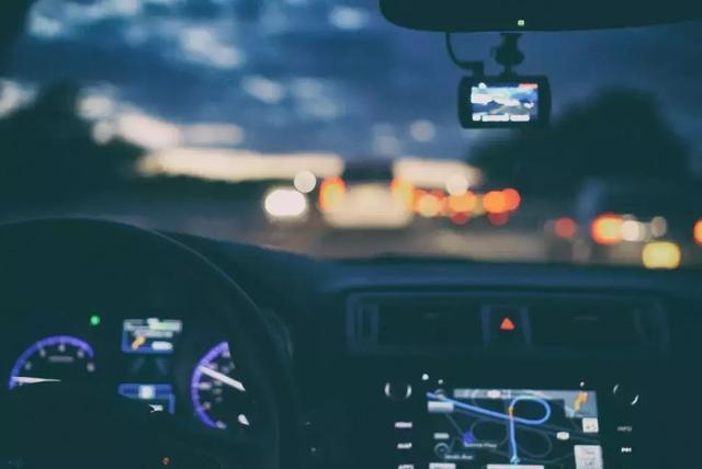 夜间开车危险系数增加，有什么技巧可避免不必要的交通事故？