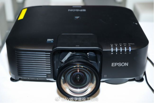 激光投影仪最新产品 w700d1q75cms.jpg