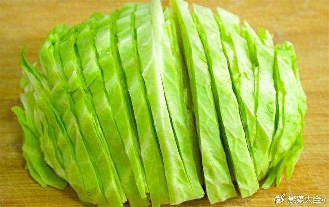 包菜炒粉条怎样做才好吃？技巧全在这里，难怪以前炒的粉条老粘锅