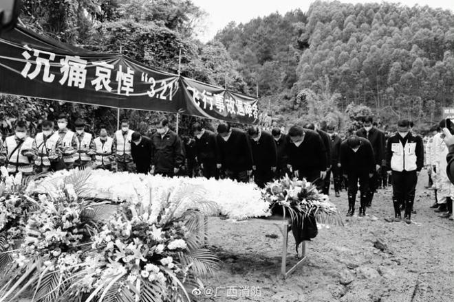 ·救援人员为遇难者举行哀悼活动。来源:广西消防