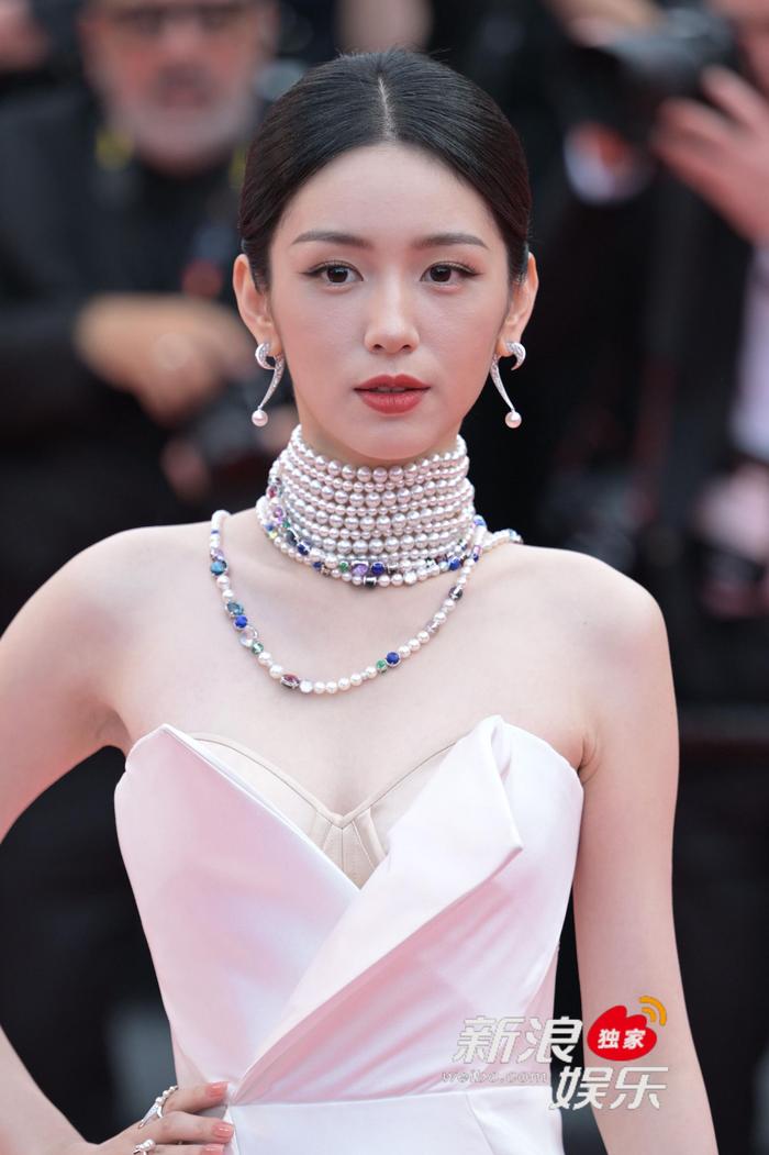周也亮相红毯，小花气场妥妥的～项链吸睛！
