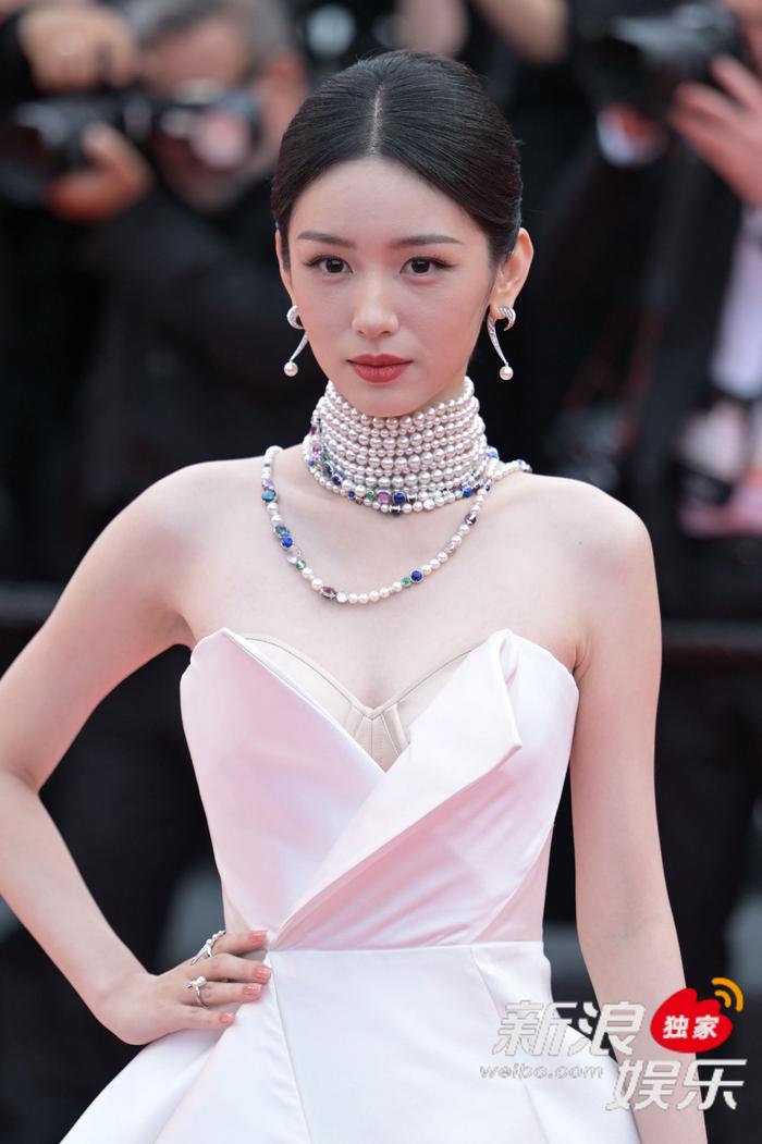 周也亮相红毯，小花气场妥妥的～项链吸睛！