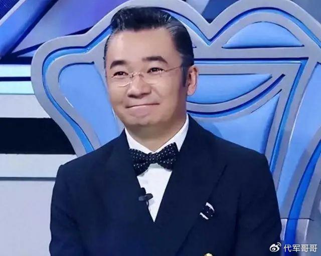 他是央视“最幸福”主持人,娶同学为妻恩爱20年,一家三口其乐融融