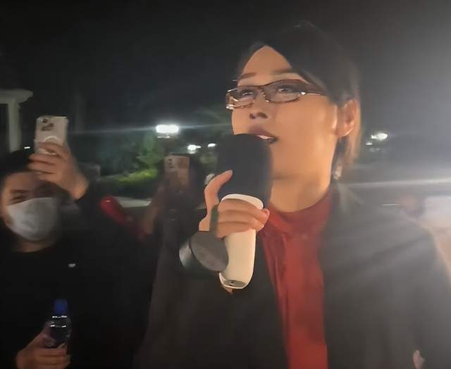这英模仿那英出名后,律师怂恿那英去告她,跟怂恿告刀郎如出一辙