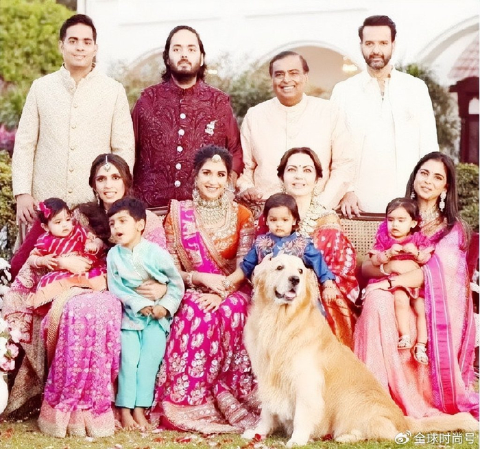 印度首富太宠小儿媳,搂肩贴脸不避讳,拉蒂卡前卫穿搭显贵气