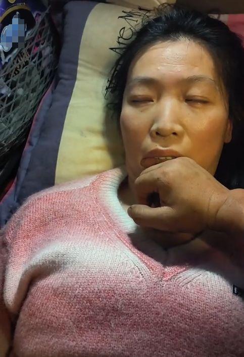 网红平凡哥老婆离世!抱遗物大哭,带偏瘫老婆跑车4年,曾上央视