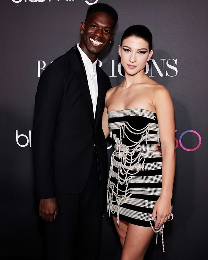 盖茨小女儿和黑人男友太放飞！深V裙开到肚脐眼，抱着男友求亲亲