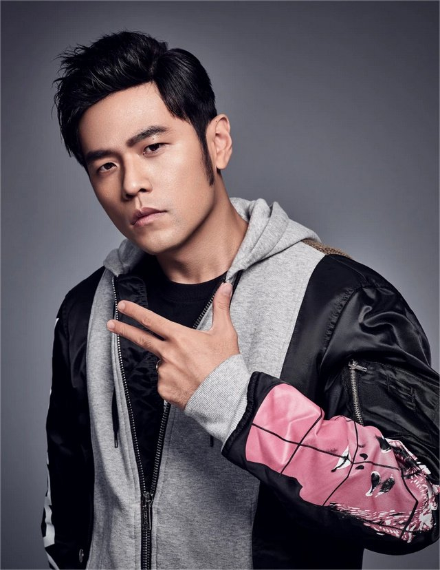 周杰伦晒霉霉演唱会遭对方粉丝炮轰,高情商回应争议,相当霸气!