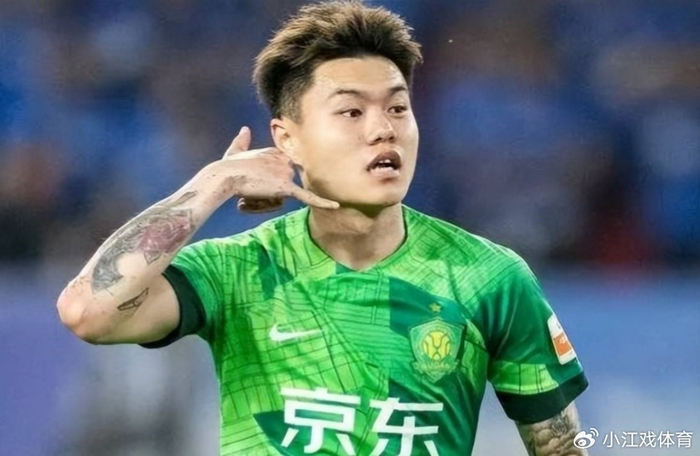 杨立瑜在替补席上神情落寞