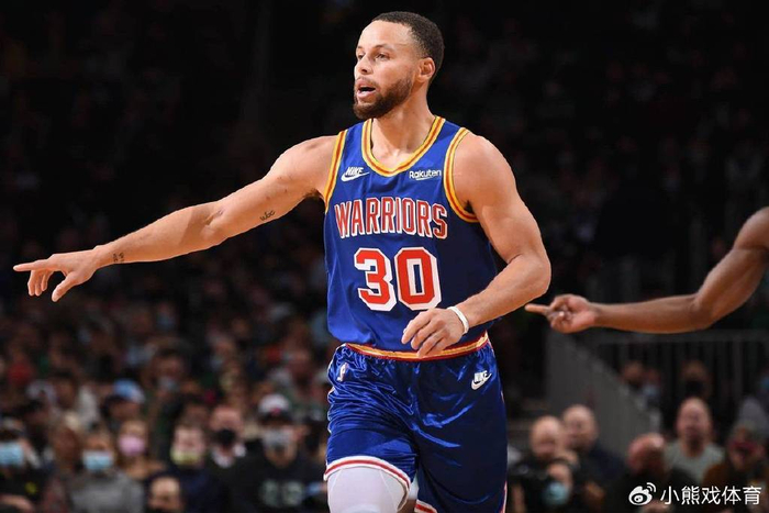 勇士队库里再创三分纪录单场轰下50分带领球队逆转取胜