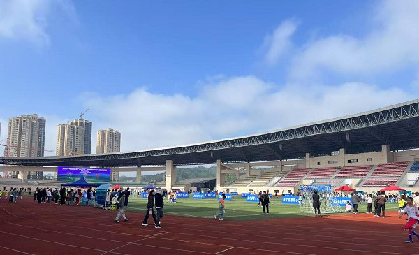 2025年贵阳市“山花杯”校园足球周末超级联赛千场赛事激情开赛