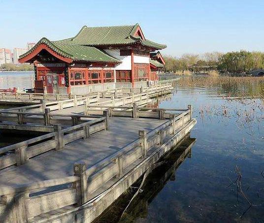 济南的大明湖，宋朝时曾被称为西湖，曾巩在这里治理水患