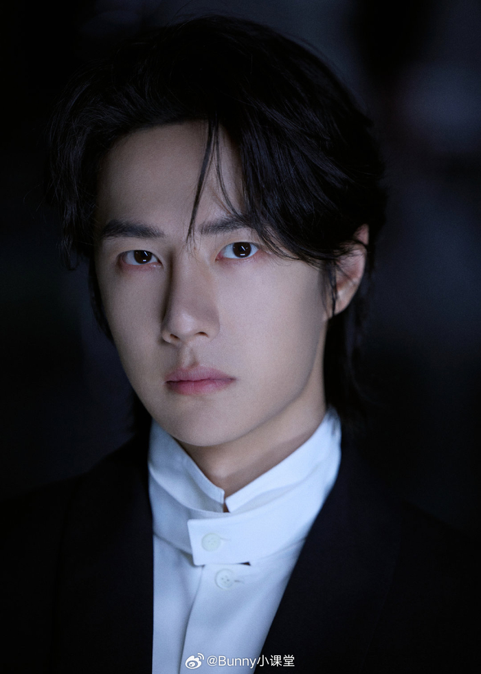 王一博 最新 華表賞 直筆サイン 専用ページ Amazon.co.jp: 王一博