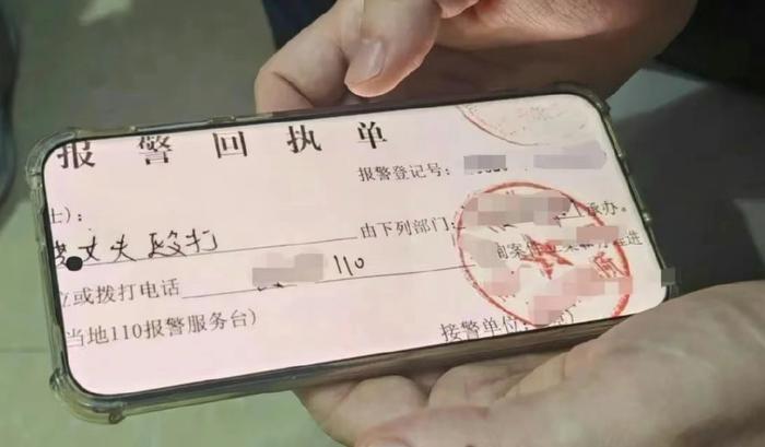 执单，南风窗记者咨询对应派出所，工作人员称过去时间太久已无法查询。王伟向原点记者展示的报警回执单20
