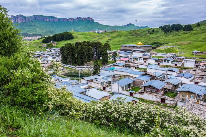 这个美如瑞士的小镇，跨过中国两个省份，不少游客却被地名弄昏头