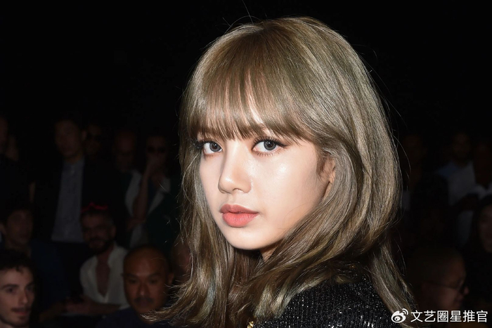 Lisa与法国第一夫人同框!行头超7万,双膝跪地很卑微被嘲是玩具