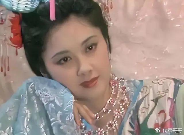 “女儿国国王”朱琳:与二婚老公丁克16年,如今71岁身材苗条风韵犹存