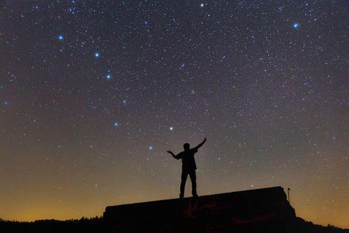 北极星看上去很暗，实际光度却是太阳2000多倍，而且是三颗恒星