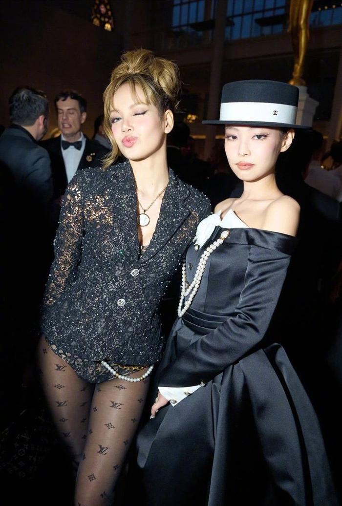 Lisa、Jennie亮相MetGala红毯与麦莉等热聊