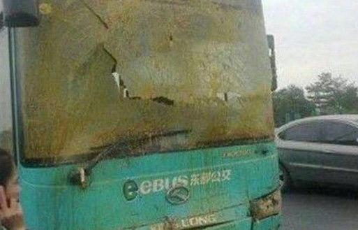 公交车一路狂奔撞爆吸粪车，全车乘客遭受了“生化攻击”！