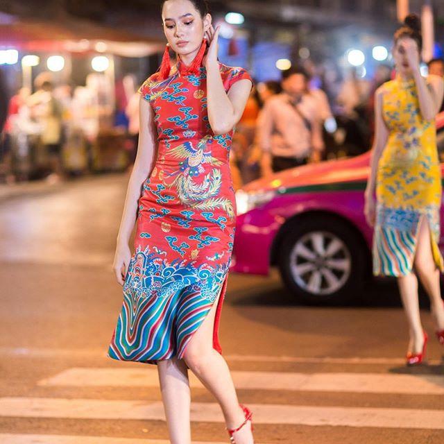 曼谷唐人街上的旗袍美女，带给你一抹异域风情的旗袍韵味