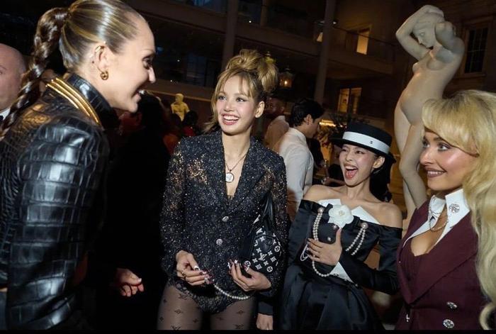 Lisa、Jennie亮相MetGala红毯与麦莉等热聊
