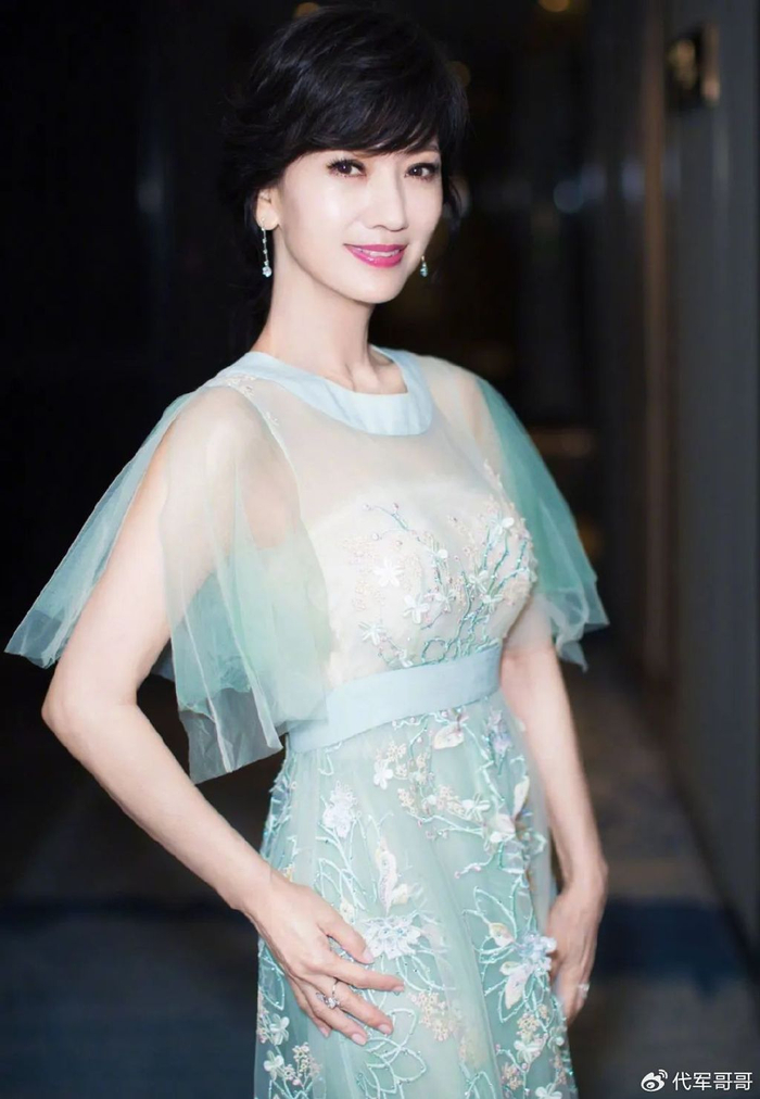 娱乐圈“白到发光”的8位女星,个个肤白如雪,难怪合影都要远离她们