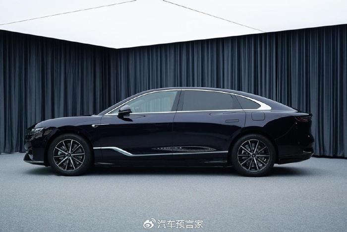 “全球首款豪华行政电动轿车” 岚图追光PHEV版车型曝光
